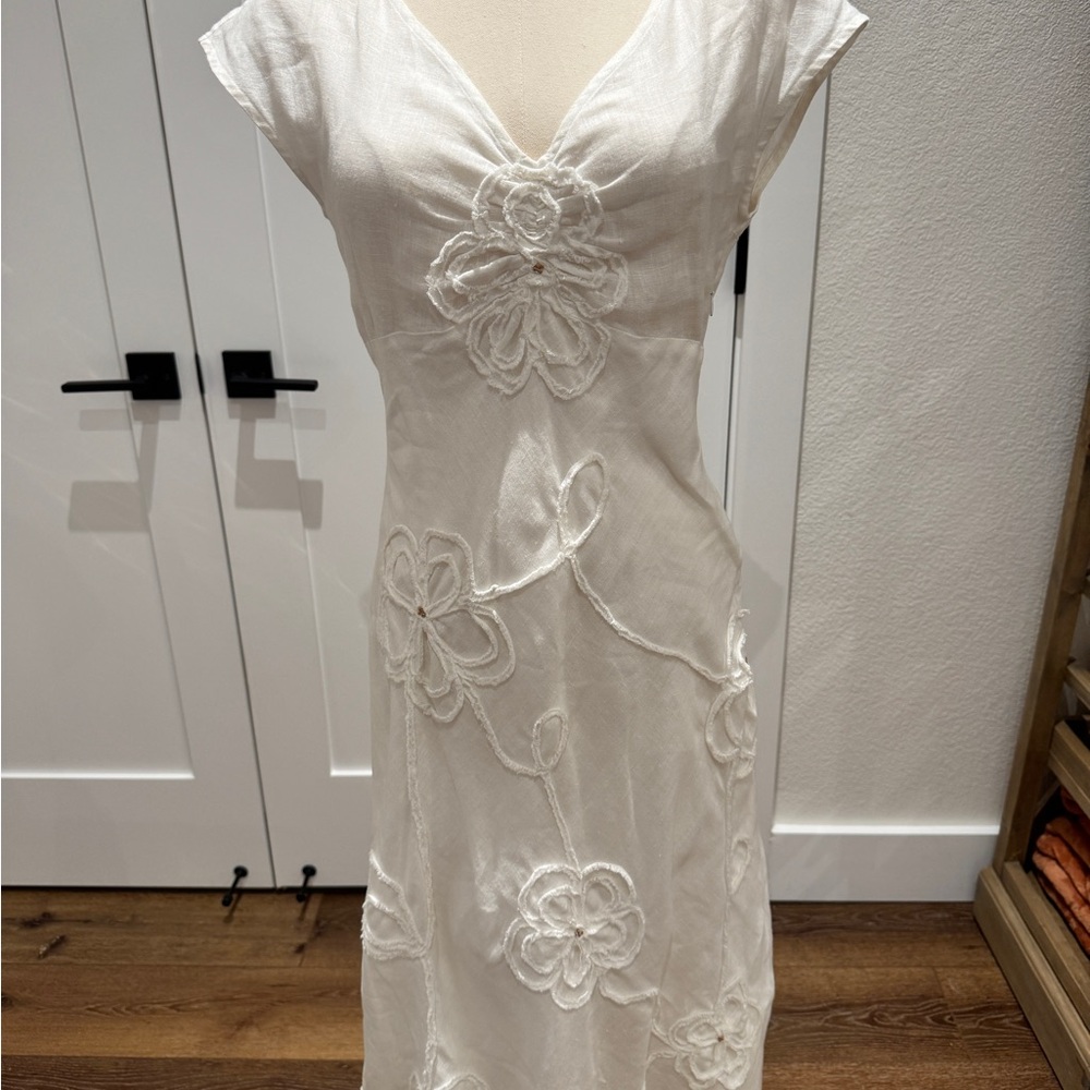 Chic White Floral Embroidered Midi Dress